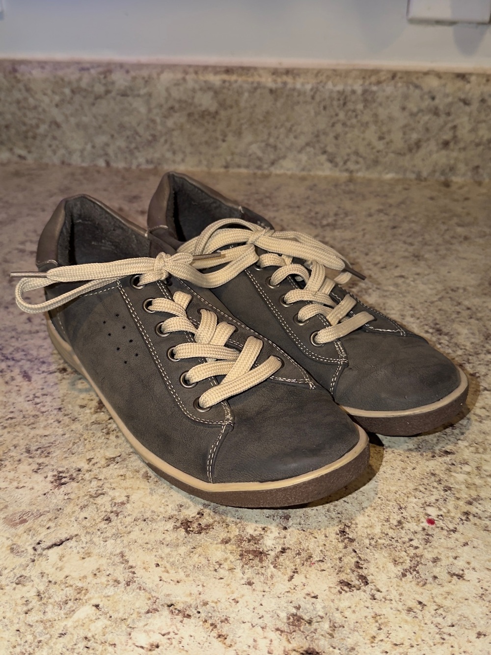 Women’s Casual Gray Low-Profile Lace-Up Sneakers